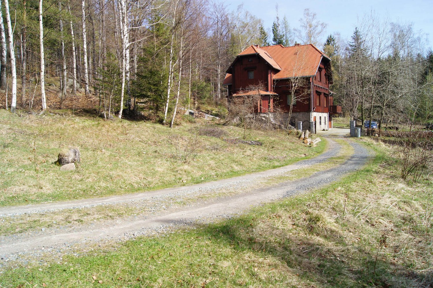 Leśny Dom współcześnie, widok od strony drogi